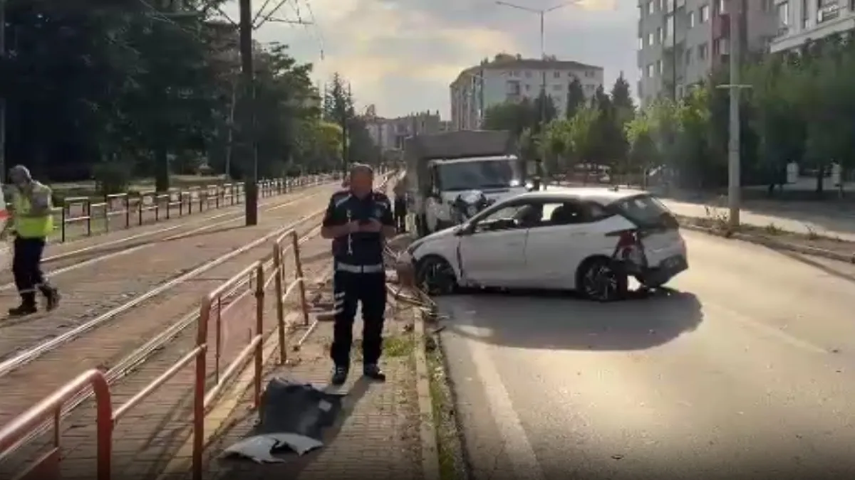 Eskişehir'de feci kaza! Otomobil tramvay yoluna savruldu: 2 yaralı
