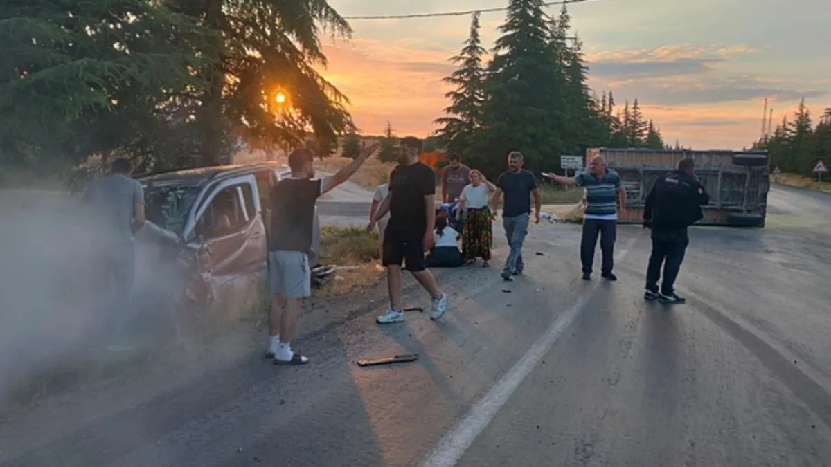 Eskişehir'de araç ve traktör çarpıştı: 2 yaralı