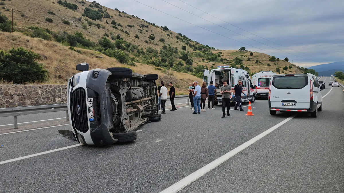 Erzincan'da minibüs devrildi! 6'sı çocuk 16 kişi yaralandı