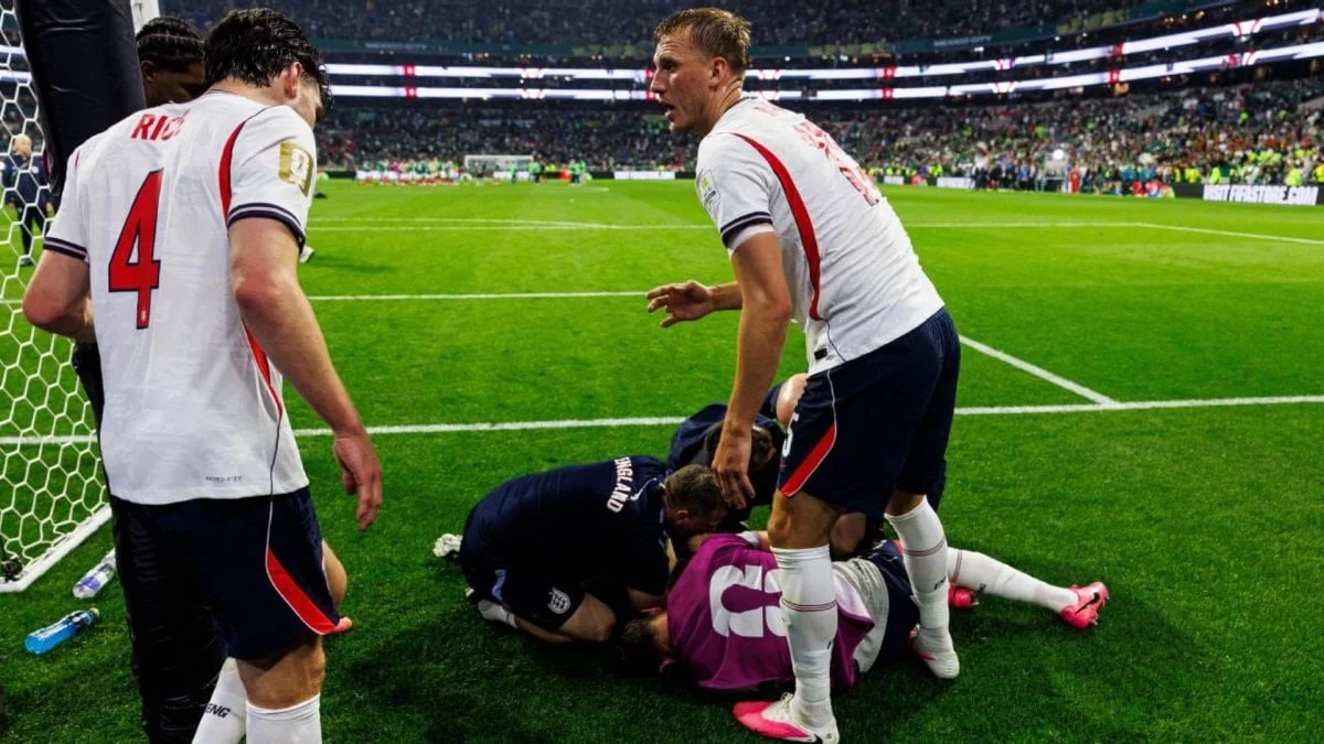 İngiltere'de reklam panolarının üzerinden atlayan Jordan Henderson kolunu kırdı