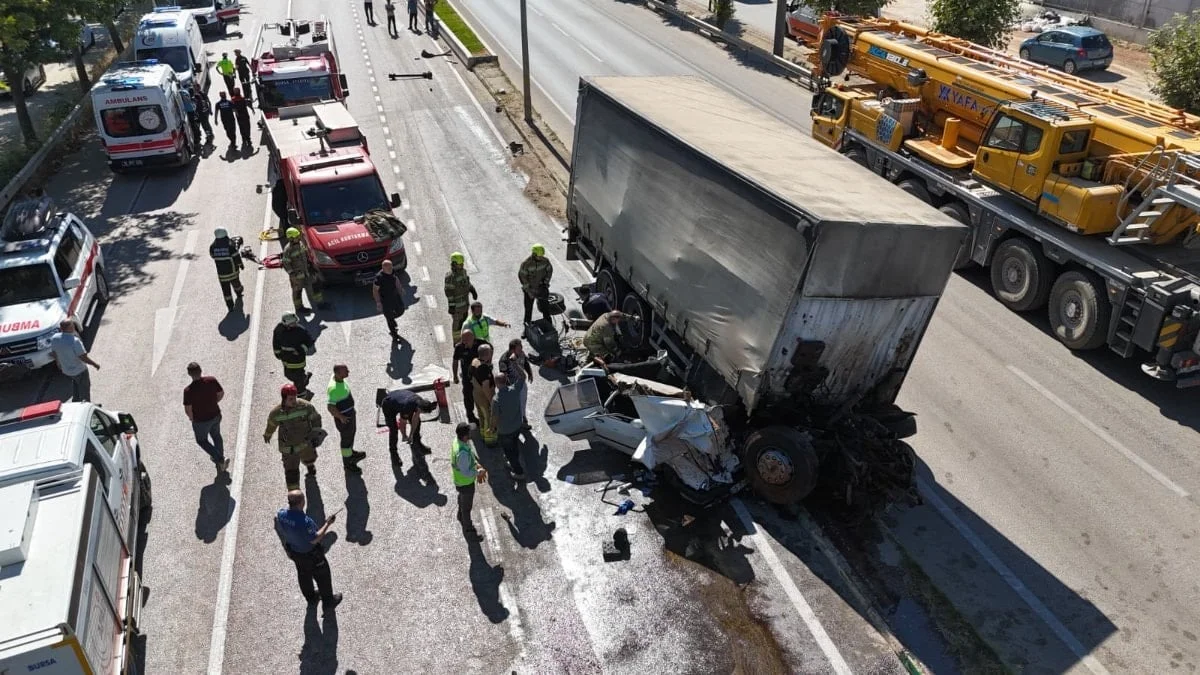 Bursa’da freni boşalan kamyon 2 araca çarptı