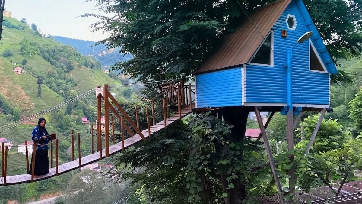 Sadece 3 gün sürdü: Gece çalışarak ağaç ev yaptılar, asma köprüyle bağladılar