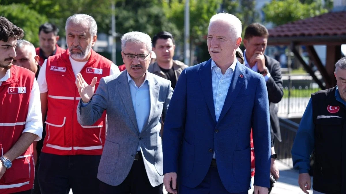 Davut Gül, yağmurda zarar gören Üsküdar Sahaflar Çarşısı'nı ziyaret etti
