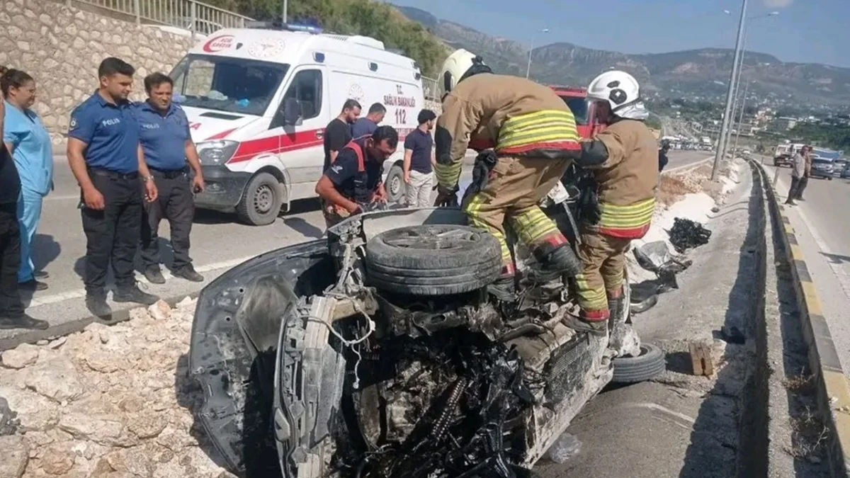 Hatay'da otomobil refüje çarptı: 1’i ağır 3 yaralı