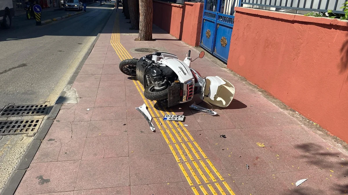 Otomobilin çarptığı motosiklet kaldırıma çıktı