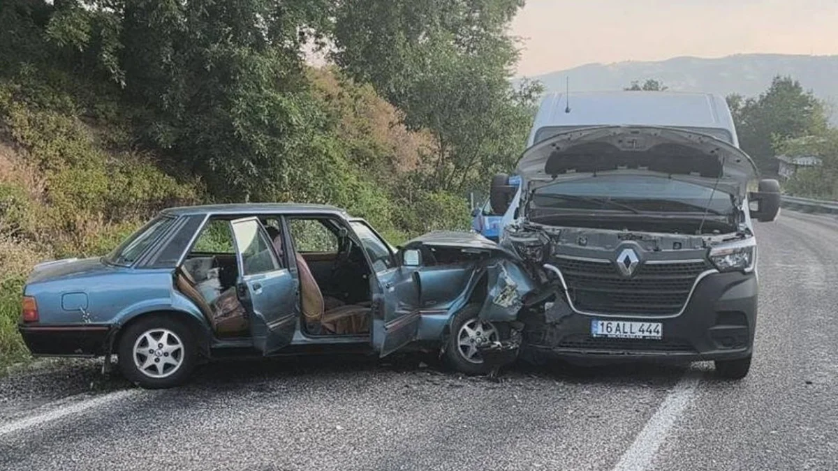 Minibüs ile otomobil çarpıştı 2 yaralı