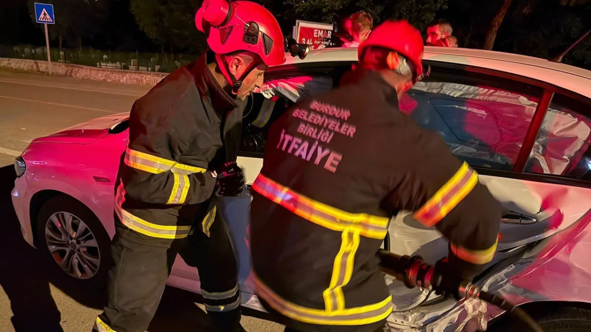 Burdur'da otomobiller çarpıştı: 6 yaralı