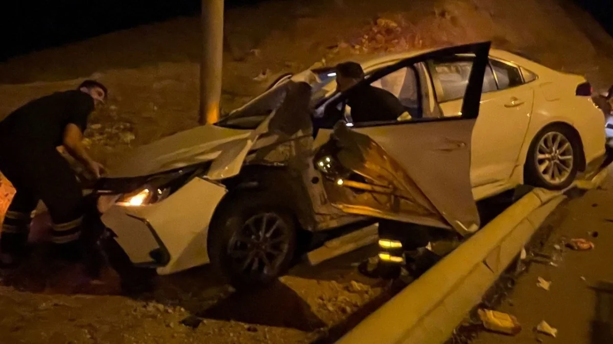 Siirt'te bariyere çarpan otomobil alev aldı: 1 yaralı