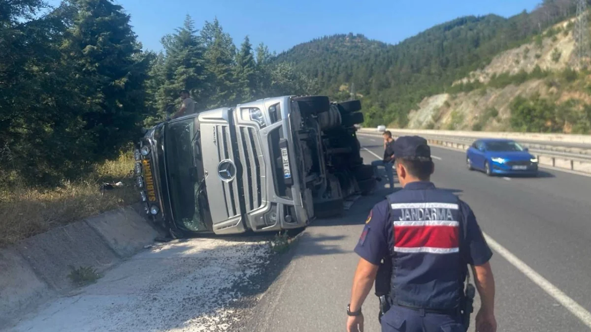 Bilecik’te kontrolden çıkan tır yan yattı