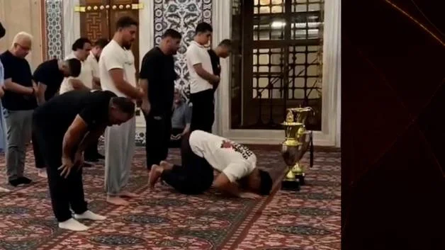 Altın kemeri takan Erkan Taş zaferini Selimiye Camii'nde şükrederek kutladı