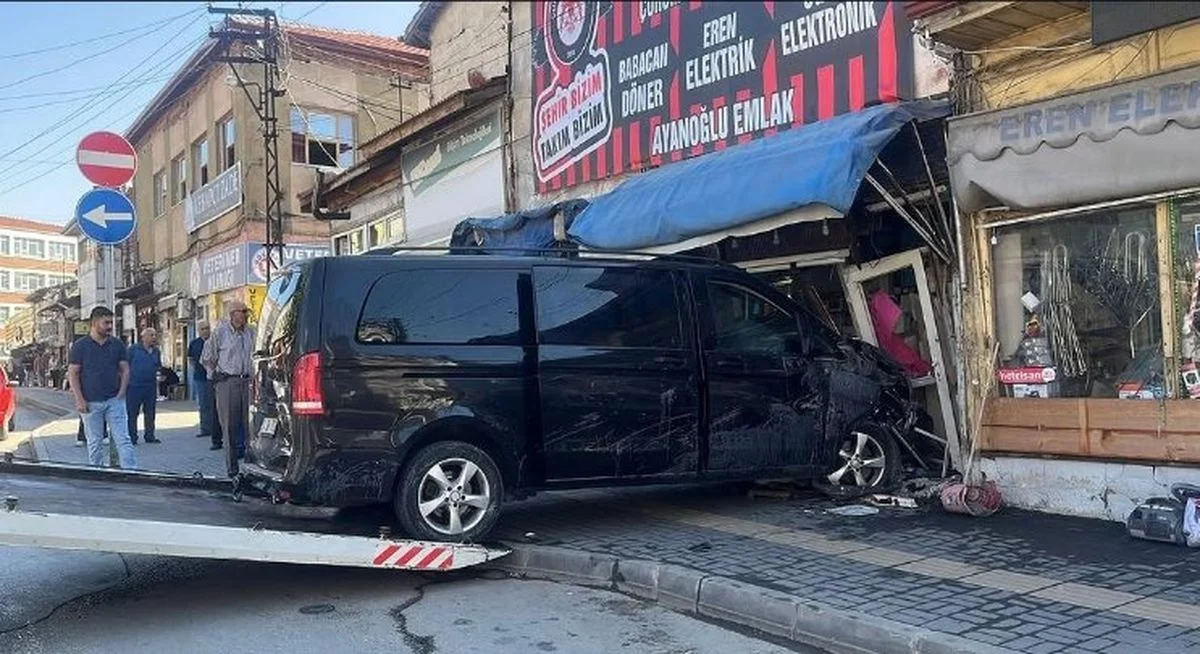 Minibüs, park halindeki 5 araca çarpıp çay ocağına daldı