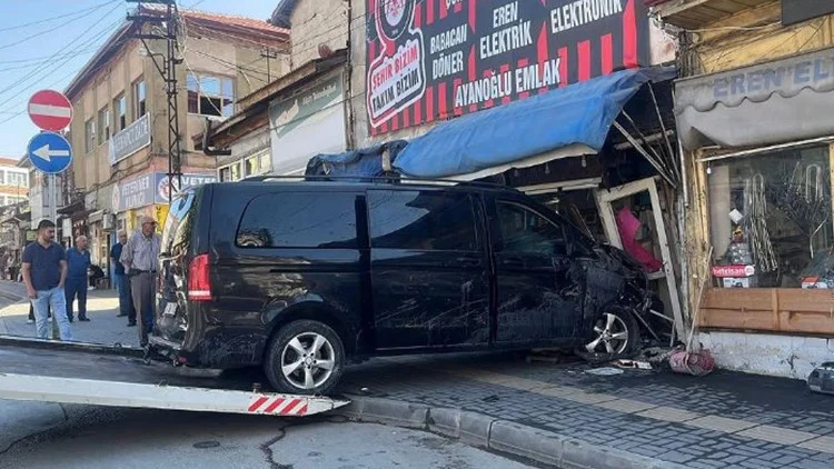 Çorum’da kontrolden çıkan minibüs 5 araca çarpıp çay ocağına daldı