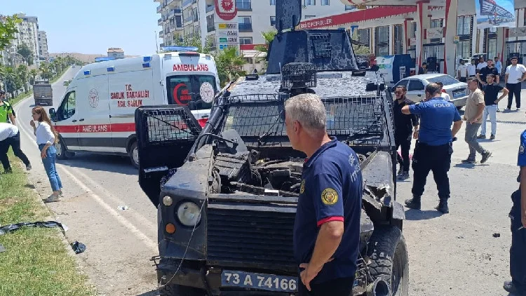 Zırhlı ekip aracı takla attı: 2 polis yaralandı