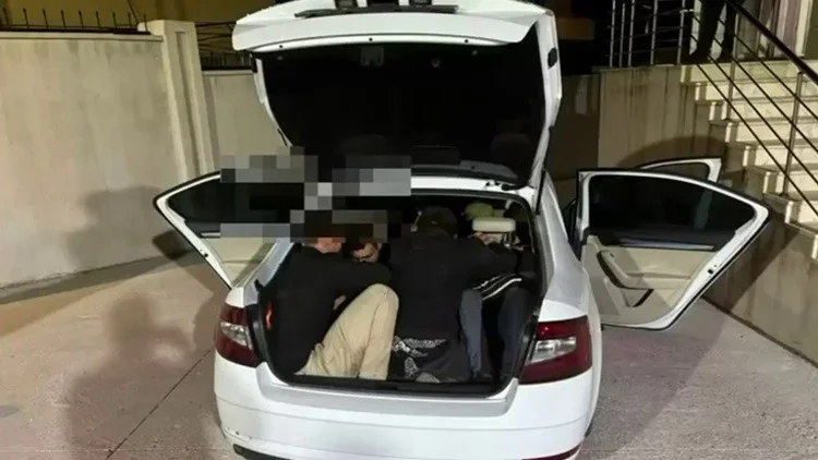 Hatay'da otomobil bagajından göçmen çıktı! İnsan taciri tutuklandı, 102 bin TL ceza kesildi