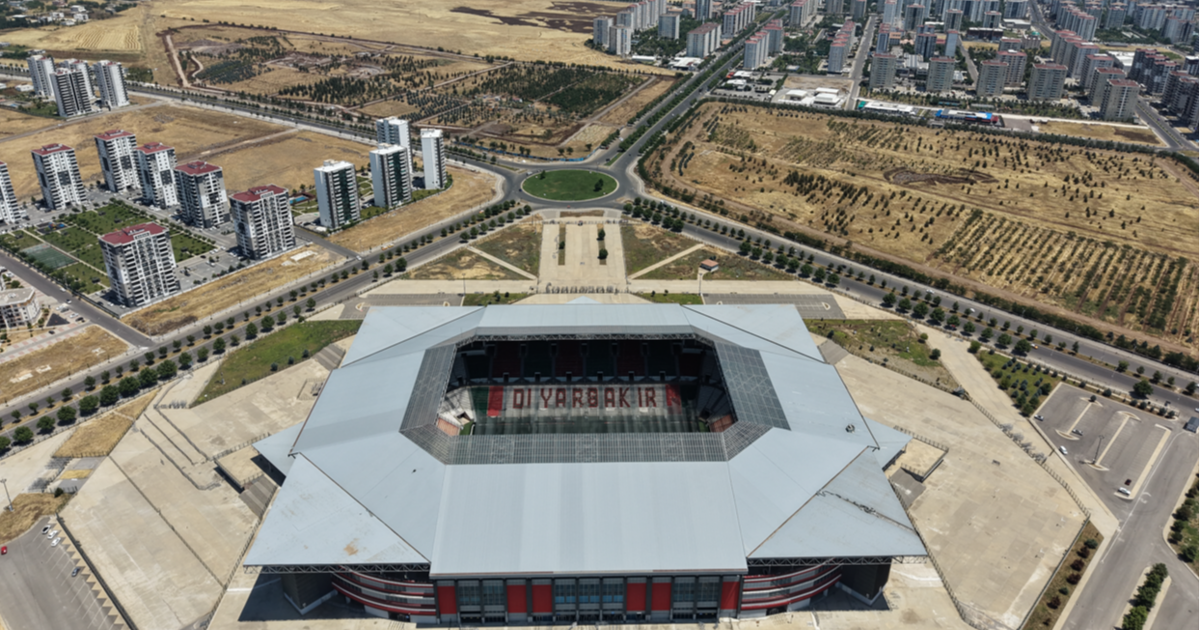 Diyarbakır Stadyumu Süper Lig’e hazırlanıyor. Fanlar çimlere sürekli serin hava üflüyor
