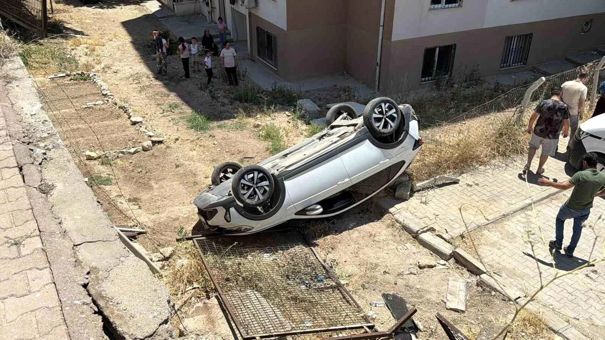 Adıyaman'da Otomobil Site Bahçesine Düştü