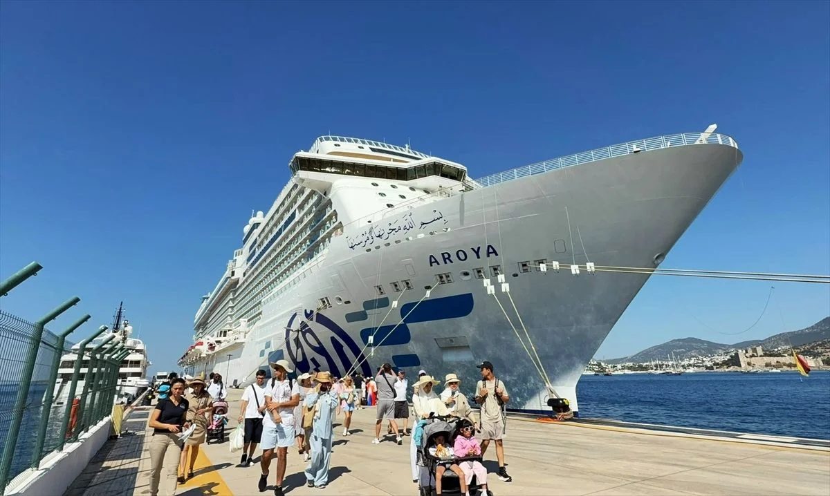 Bodrum'a 1532 Turist Getiren Aroya Kruvaziyeri Limanda